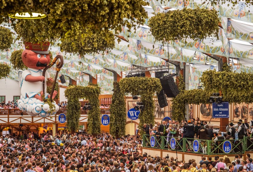 Hofbräu Festzelt帳篷的盛況，圖片來源：Shutterstock