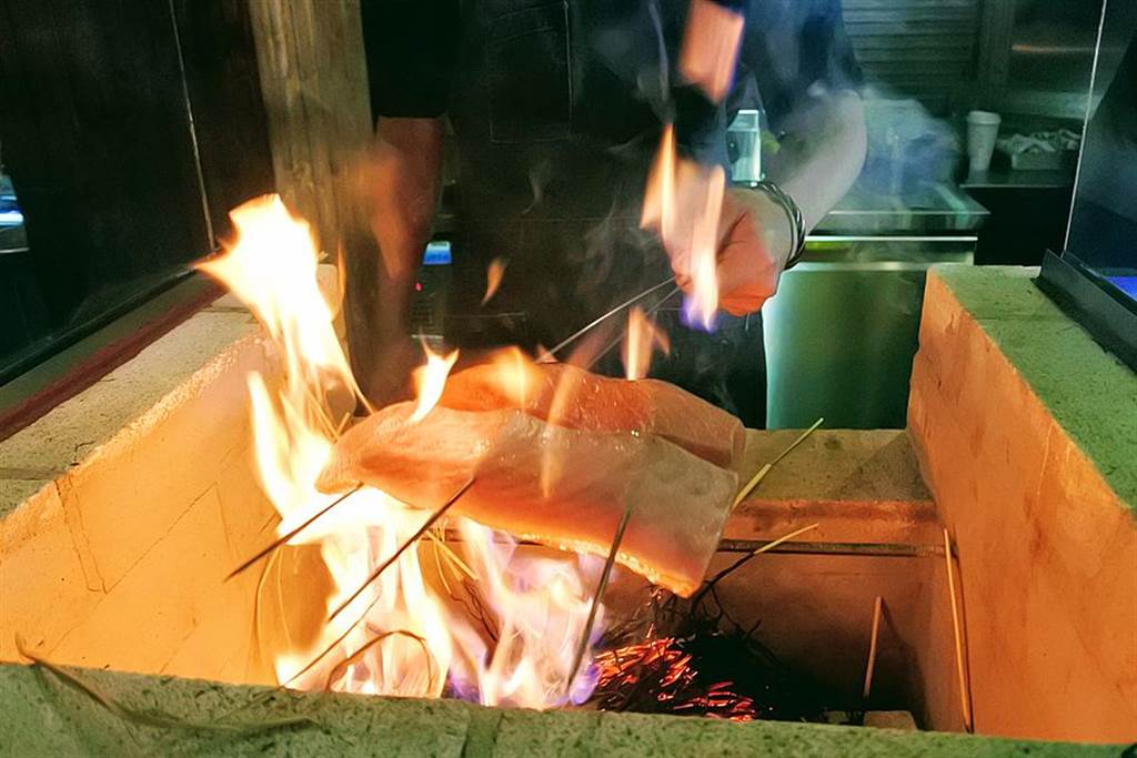 ABV日式餐酒館現場燻燒魚肉